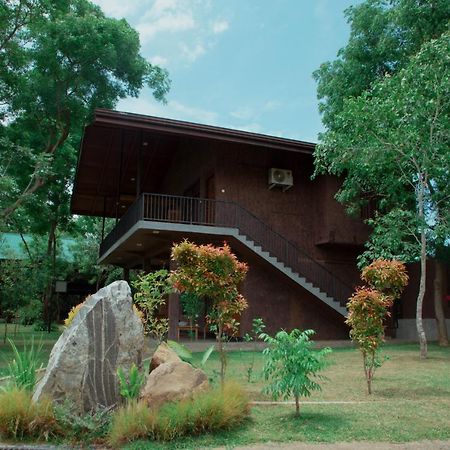 Doola River Edge Hotel Udawalawe Exterior photo